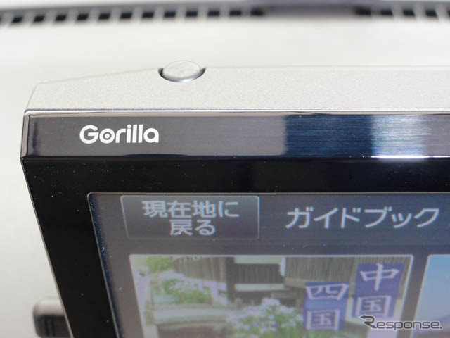 「Gorilla」ロゴマークは、本体の左上に、しかもサイズが小さくなって配置されている