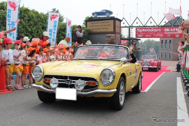 今回唯一の国産車、ホンダS800も子供たちの歓声とともにスタート。