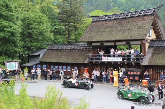 2日目の昼食ポイントになったかやぶきの郷旅籠(群馬県吾妻郡)に到着し、歓迎される参加者たち。