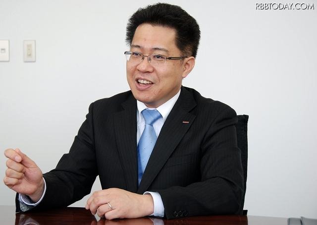 伊倉氏「より多くの台数を売ることで、参入できるベンダー数や販売する機種数も増えていきます。市場を拡大することで端末面での一定の差別化は容易になるということです」 伊倉氏「より多くの台数を売ることで、参入できるベンダー数や販売する機種数も増えていきます。市場を拡大することで端末面での一定の差別化は容易になるということです」