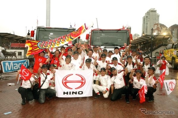2011年、日野チームスガワラは20回連続完走を達成。鯉のぼりは“お約束”