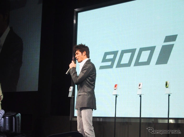 【神尾寿のアンプラグドWeek】逆襲のFOMA、“究極の”900i発表