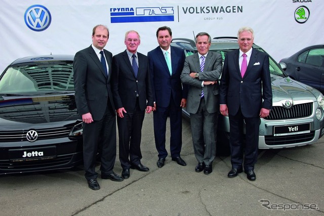 ロシアにおける委託生産の合意を発表するVWとGAZの首脳