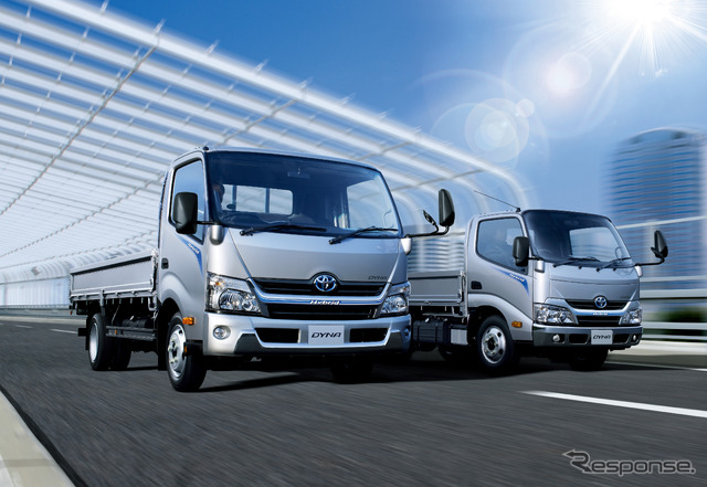 トヨタ (左):カーゴ ワイドキャブ ロングデッキ フルジャストロー 2.0トン積 ディーゼルハイブリッド車 Gパッケージ装着車 (右):カーゴ 標準キャブ 標準デッキ フルジャストロー 2.0トン積 ディーゼルハイブリッド車Gパッケージ装着車