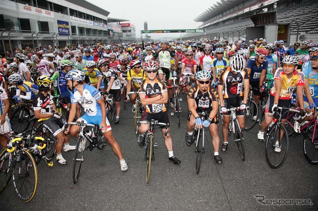 レーシングコースを競技用自転車で走行　7月3日
