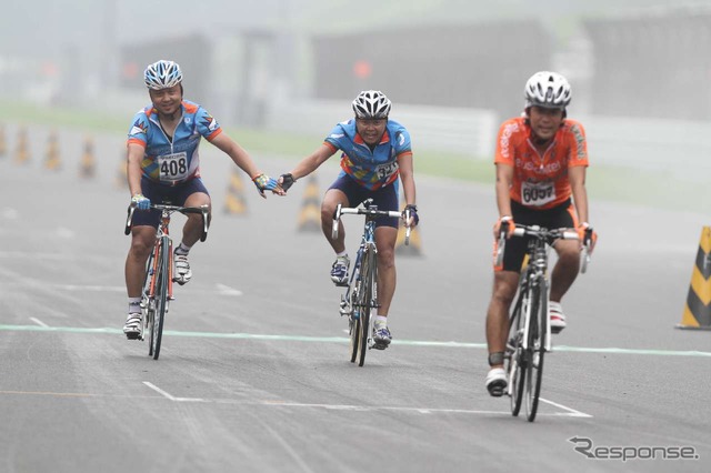 レーシングコースを競技用自転車で走行　7月3日