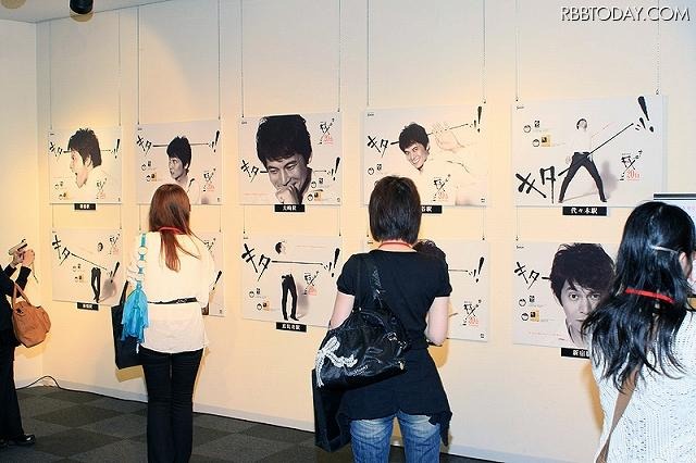 受付正面にはJR山の手線の21駅と阪急梅田駅に貼られる広告ポスターの展示も