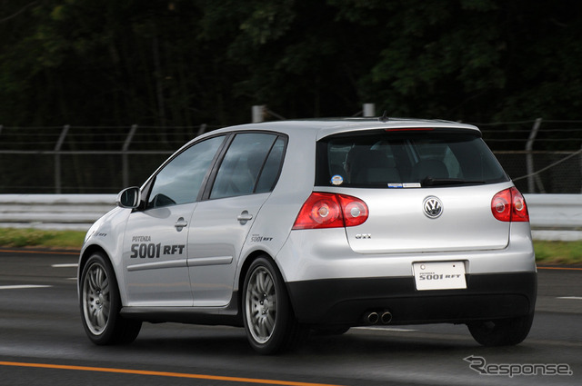 POTENZA S001 RFTを装着したVWゴルフGTI