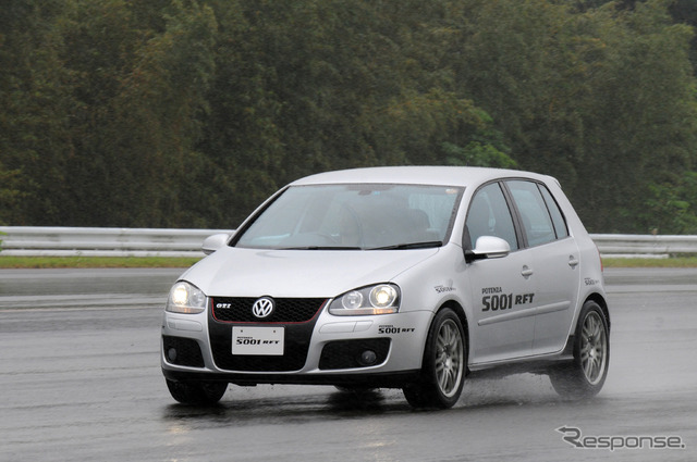 POTENZA S001 RFTを装着したVWゴルフGTI