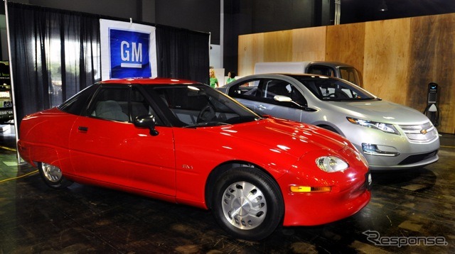 EV1(赤)とシボレー・ボルト(銀。2008年のイベント)。EV1はブランド名無しのGM EV1、つまり全GMプロジェクトという位置づけだった。