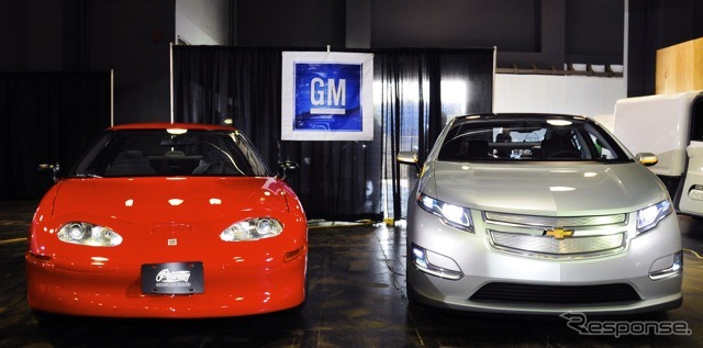 EV1(赤)とシボレー・ボルト(銀。2008年のイベント)。EV1はブランド名無しのGM EV1、つまり全GMプロジェクトという位置づけだった。