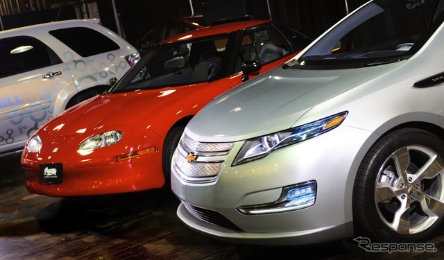 EV1(赤)とシボレー・ボルト(銀。2008年のイベント)。EV1はブランド名無しのGM EV1、つまり全GMプロジェクトという位置づけだった。
