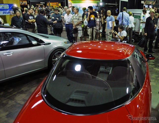 EV1(赤)とシボレー・ボルト(銀。2008年のイベント)。EV1はブランド名無しのGM EV1、つまり全GMプロジェクトという位置づけだった。