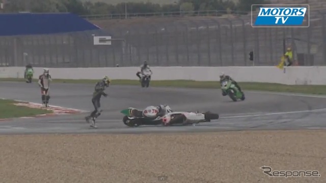 2輪レースでアクシデント…されどバイクは踊る［動画］