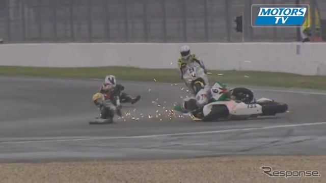 2輪レースでアクシデント…されどバイクは踊る［動画］