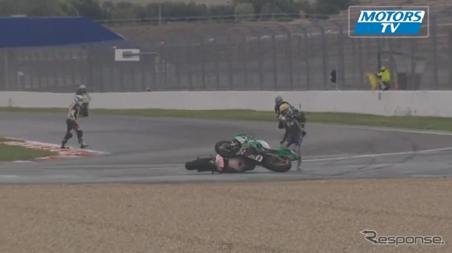 2輪レースでアクシデント…されどバイクは踊る［動画］