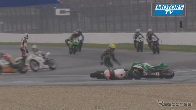2輪レースでアクシデント…されどバイクは踊る［動画］