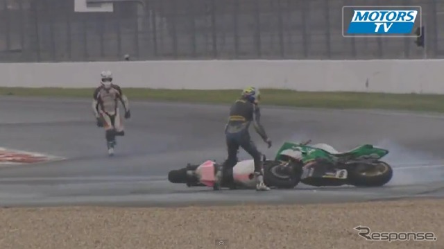 2輪レースでアクシデント…されどバイクは踊る［動画］