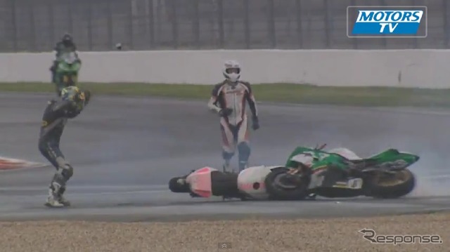 2輪レースでアクシデント…されどバイクは踊る［動画］