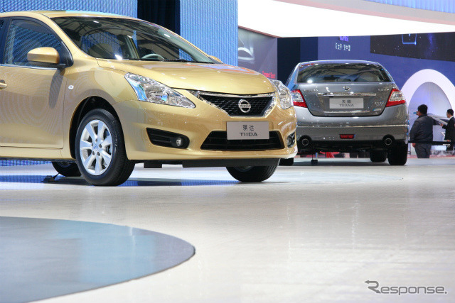 中国で販売される新型ティーダ（手前）とティアナ（上海モーターショー）。
