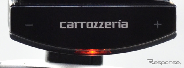 クレイドルにはエコ運転に役立つエコステータス表示機能を備える。赤色は燃費に良くない走行をした時に表示される