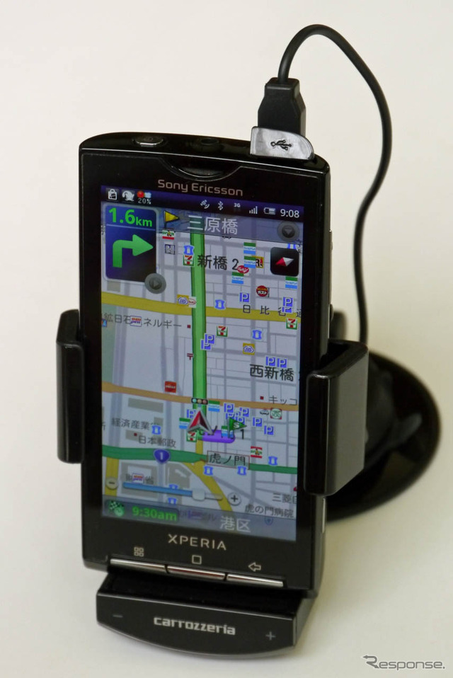 スマホとクレイドルはBluetoothによって結ばれ、クレイドル側のセンサー情報も伝えられる。スマホ側のUSB端子に接続するのは電源供給のため