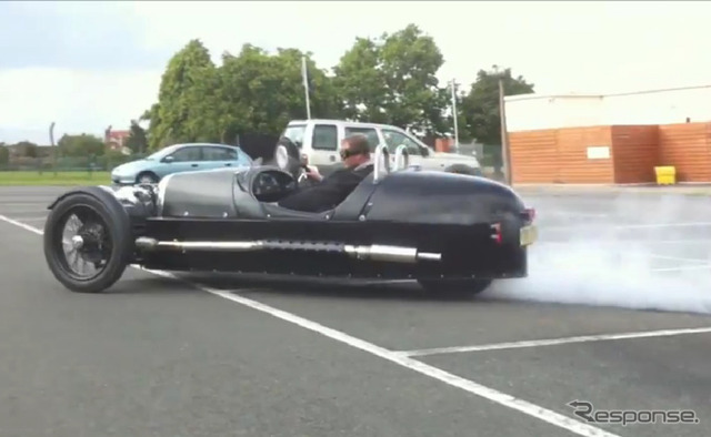 3輪車で豪快なバーンナウト…モーガン3ホイーラー［動画］