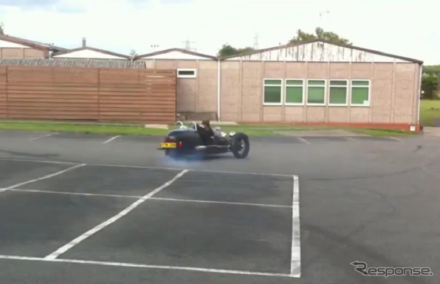 3輪車で豪快なバーンナウト…モーガン3ホイーラー［動画］