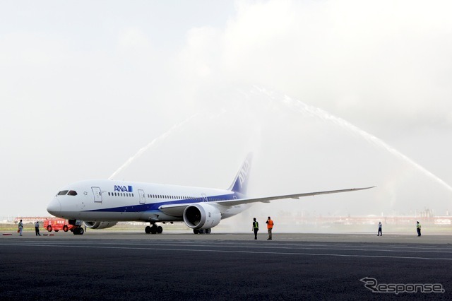 ボーイング787。ボーイング社のテスト用機体でANA向けではないが、ローンチカスタマーに敬意を表したようだ。