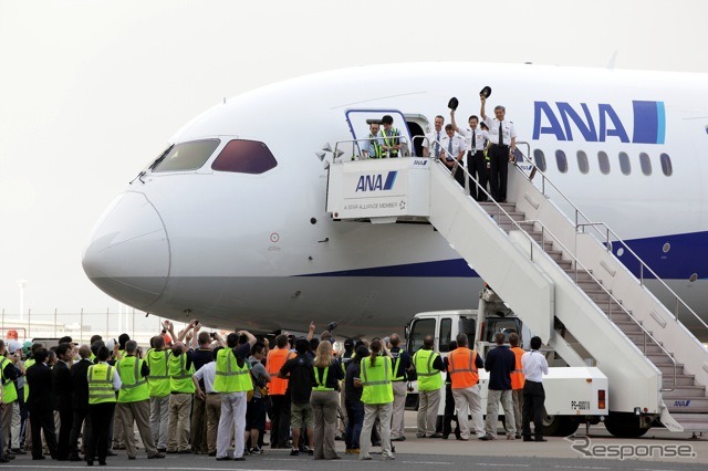 ボーイング787。ボーイング社のテスト用機体でANA向けではないが、ローンチカスタマーに敬意を表したようだ。