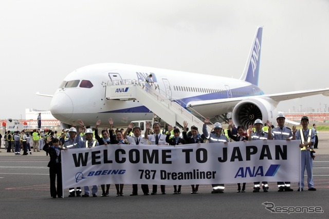 ボーイング787。ボーイング社のテスト用機体でANA向けではないが、ローンチカスタマーに敬意を表したようだ。