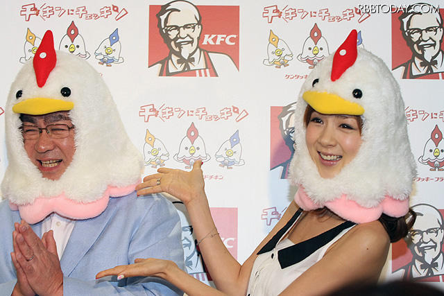ほしのあきが渡辺社長に“チェッキン戦隊”の被り物をリクエスト ほしのあきが渡辺社長に“チェッキン戦隊”の被り物をリクエスト