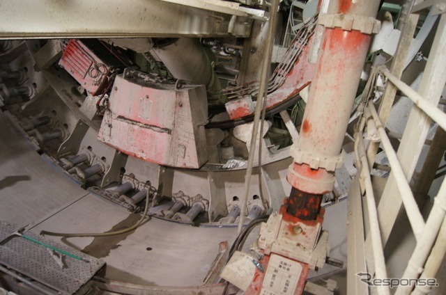 シールドマシン後方下部（写真は時計回りにやや傾いている）。写真中央やや左の赤い装置は断面の真円を保つ装置