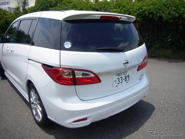クロームの横バーにラフェスタの文字が入ることで日産車らしく見える