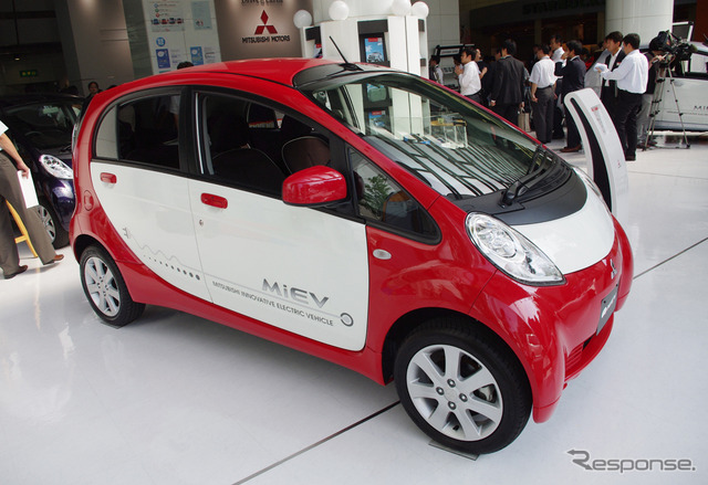 6日に発表された、改良型の三菱i-MiEV。低価格仕様には東芝製のリチウムイオン電池を採用した