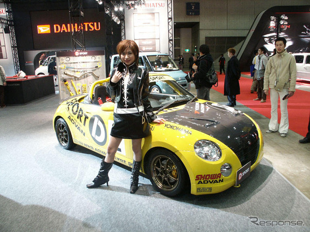 【東京オートサロン'04速報】カーボンの中に塗りこむぞ!!…ダイハツ