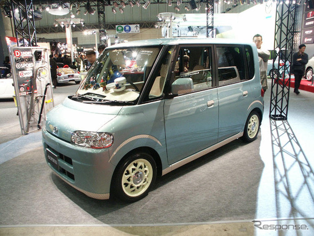 【東京オートサロン'04速報】カーボンの中に塗りこむぞ!!…ダイハツ