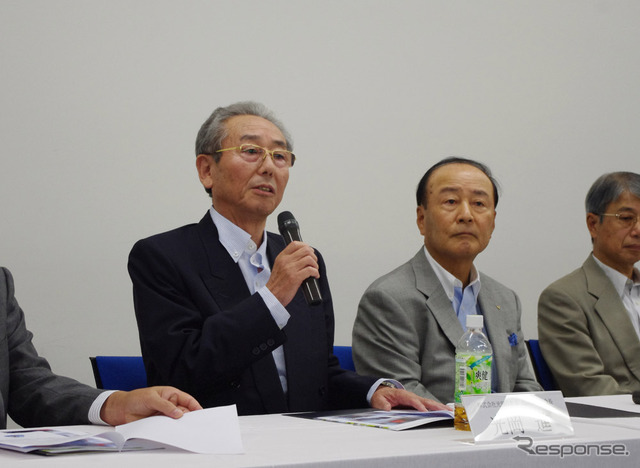 光岡自動車の光岡進会長（左）とユアサM&Bの松田憲二社長（右）