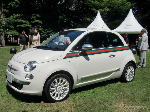 イタリア大使館でお披露目されたフィアット500 by Gucci