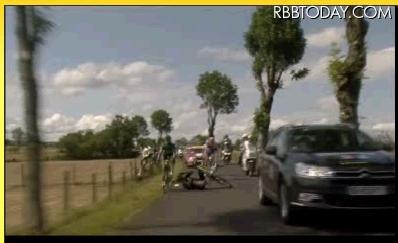 「ツール・ド・フランス」で中継車が選手を跳ね飛ばす事故 フーガーランド選手は道路脇の鉄線まで飛んでいってしまう