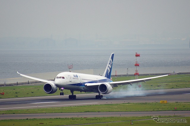 午前7時9分、中部国際空港に着陸するボーイング787。
