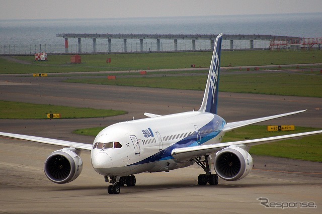 全日空の標準カラーだが、実はこれボーイング社が所有するテスト専用機。今後もこのカラーのまま、世界各国で検証プログラムを行う。