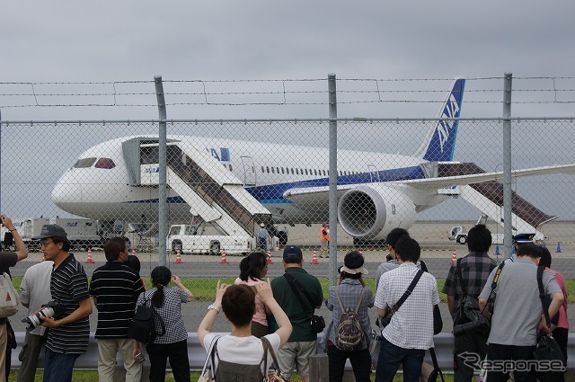 間に高いフェンスを挟むものの、機体のすぐ近くまで接近できた。