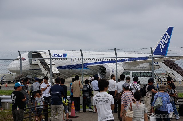 午前8時前とは思えないほどの大混雑。ボーイング787が離陸する午後6時ごろまでこの状態が続いた。