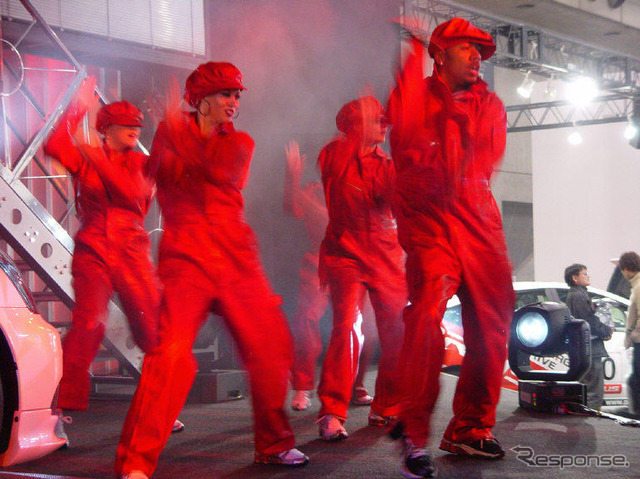 【東京オートサロン'04続報】トヨタ、ハリウッド仕込みの過激ショー