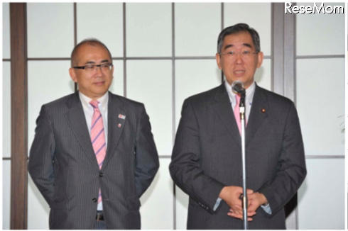 嵐が全世界へ届けるニッポンの心「Message from Japan」 会見で挨拶する松本外務大臣、左は溝畑観光庁長官