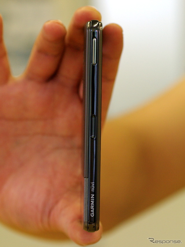 厚みはわずか8.9mm。iPhone 4よりも薄い