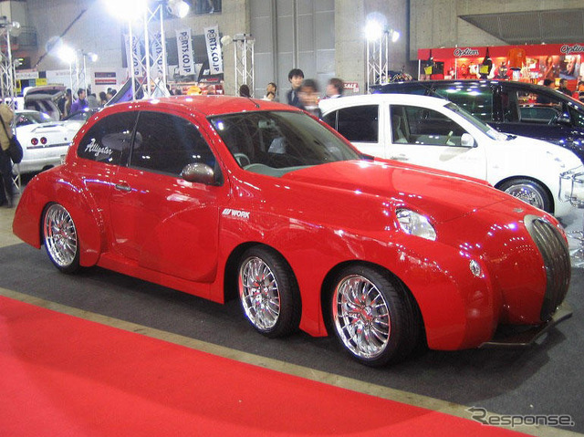 【東京オートサロン'04速報】6輪のマーチ、トイボックス『アリゲーター』