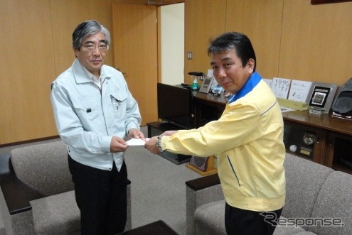写真：左から亀山紘石巻市長、SGモータースの谷本育生社長