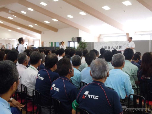 本牧埠頭の従業員と懇談するゴーン社長